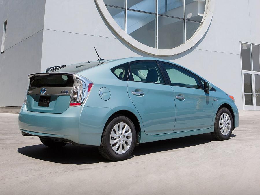  Toyota Prius Plug-In Hybrid 2011 года  (US) (фото 9 из 13)
